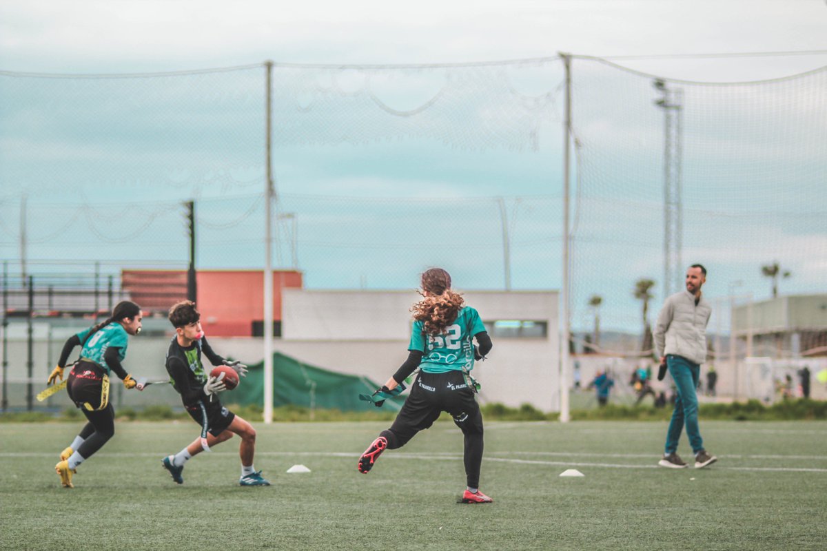 Vva_BlackStorks's tweet photo. Silver Storks se reivindicó con su primera victoria en este 2025 en la 🏟 Liga Juvenil ADAME.

#GoldStorks💛 21-22 #SilverStorks🩶
🏅 MVP: #Yakira8 4 sacks, 1 safety, 1 TD

📝 Resumen ⤵️
https://t.co/dR4T54fByt https://t.co/pK6BBEpznn