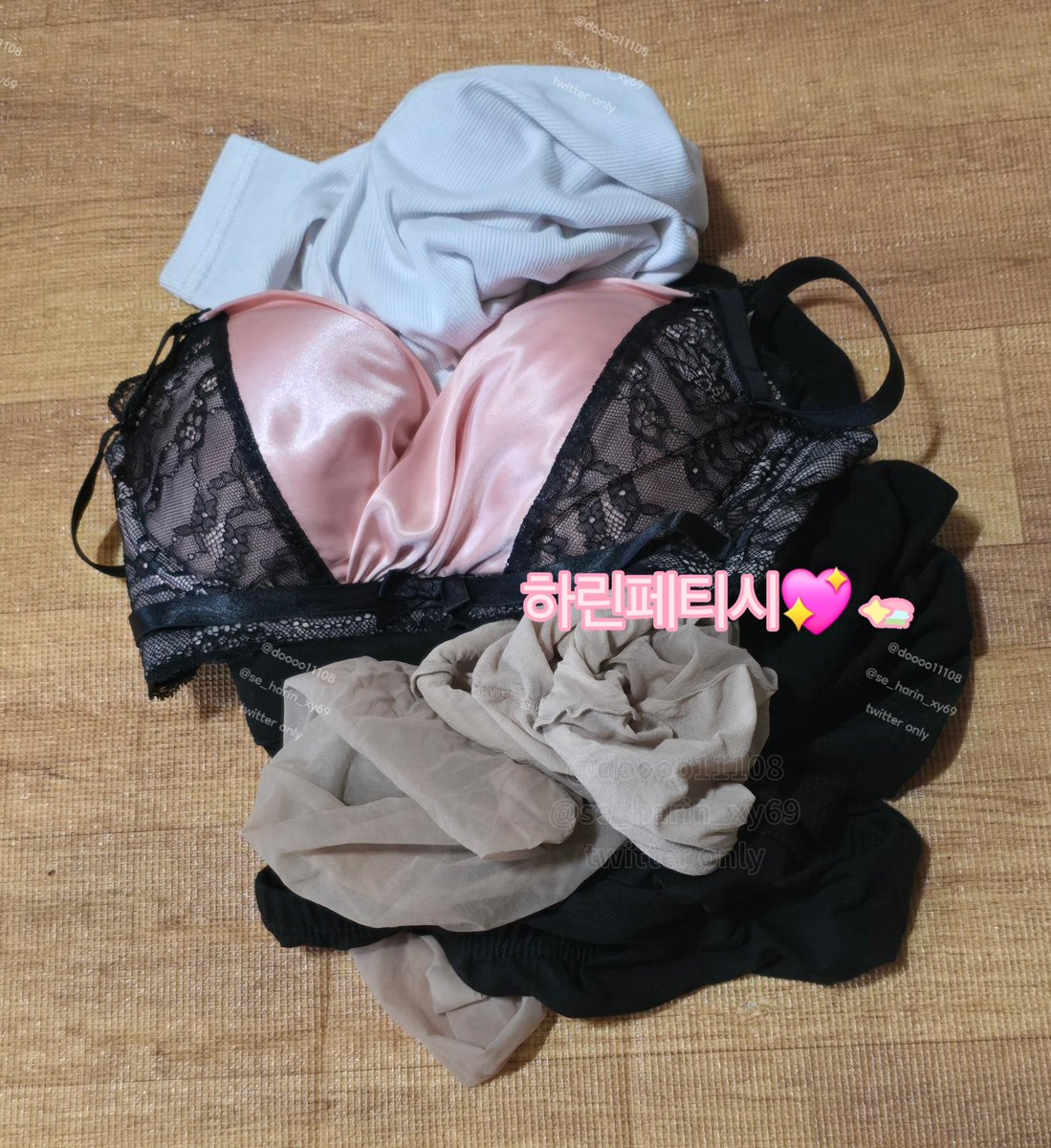 취해서 이렇게 벗어두고 기절

#페티시 #입던팬티 #중고팬티 #중고브라
#중고양말 #신던양말 #스타킹 #살색스타킹
#돌핀팬츠 #발냄새 #중고스타킹 #티셔츠
#누나속옷 #마누라팬티 #여자화장실 #육변기