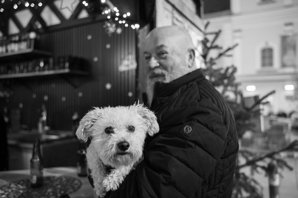 Have you ever had a look at dogs in shopping centers? I often feel like it’s an overwhelming place for them. Often their owners carry them, or even dress them up like little humans. Because this topic is very colorful and interesting for me, I started a series called “urban dogs”