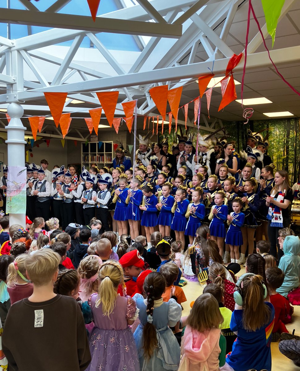 Wat een feestje weer op de locaties! <a href="/cvdebokken/">CV de Bokken</a> kwamen weer langs en hadden mooie optredens, muziek en er is heel veel polonaise gelopen! Ook nog alle juffen en meesters jarig! Bedankt allemaal!