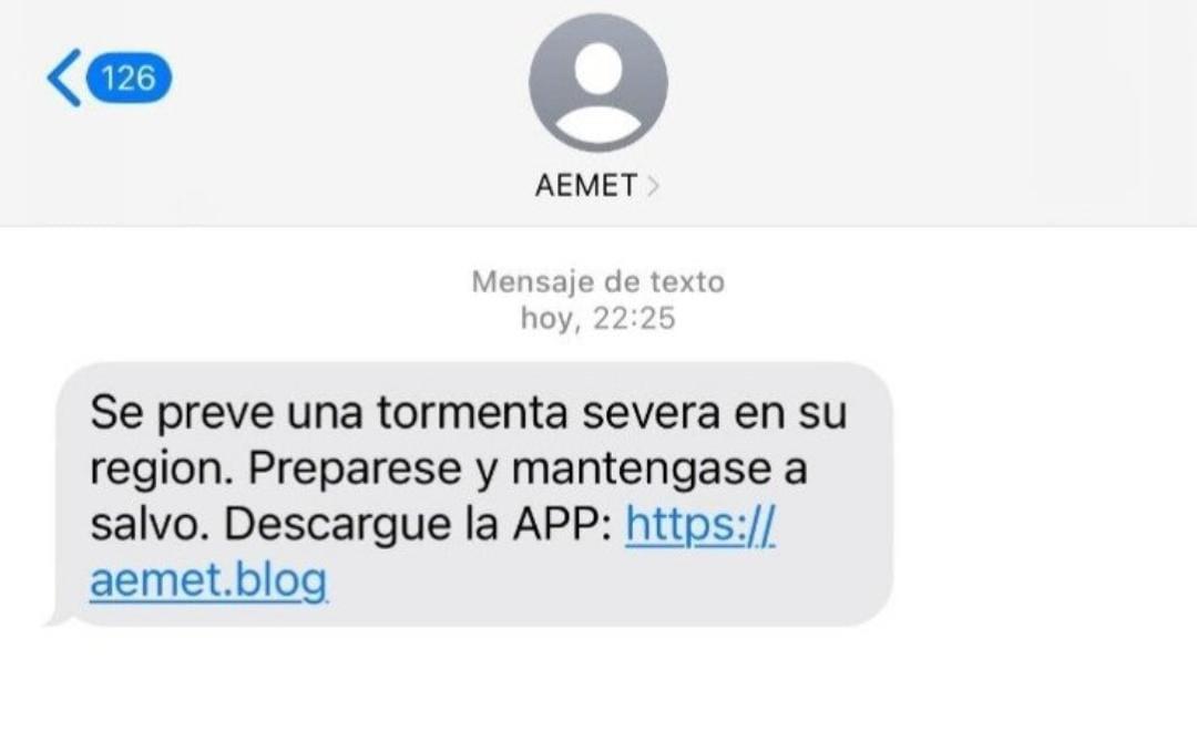 ⚠️#AVISO‼️ ¿Has recibido un #SMS como el de la imagen?

🛑No cliques🛑

ℹ️ Con motivo de los avisos meteorológicos por lluvias se ha detectado una nueva estafa por #sms donde te envían un enlace fraudulento que te enlaza a una aplicación simulando a la Aemet pidiendo tus datos.