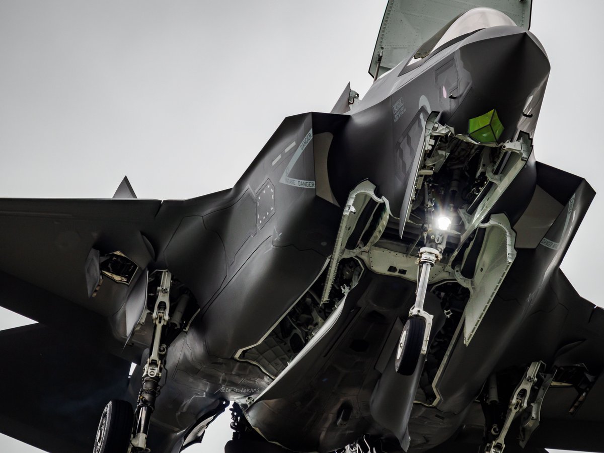 IT_is_ABRAMS's tweet image. #35の日
このメカメカしさ、カッコ良すぎる。

2024.7.20 EGVA
F-35B Lightning II (ZMI63)🇬🇧