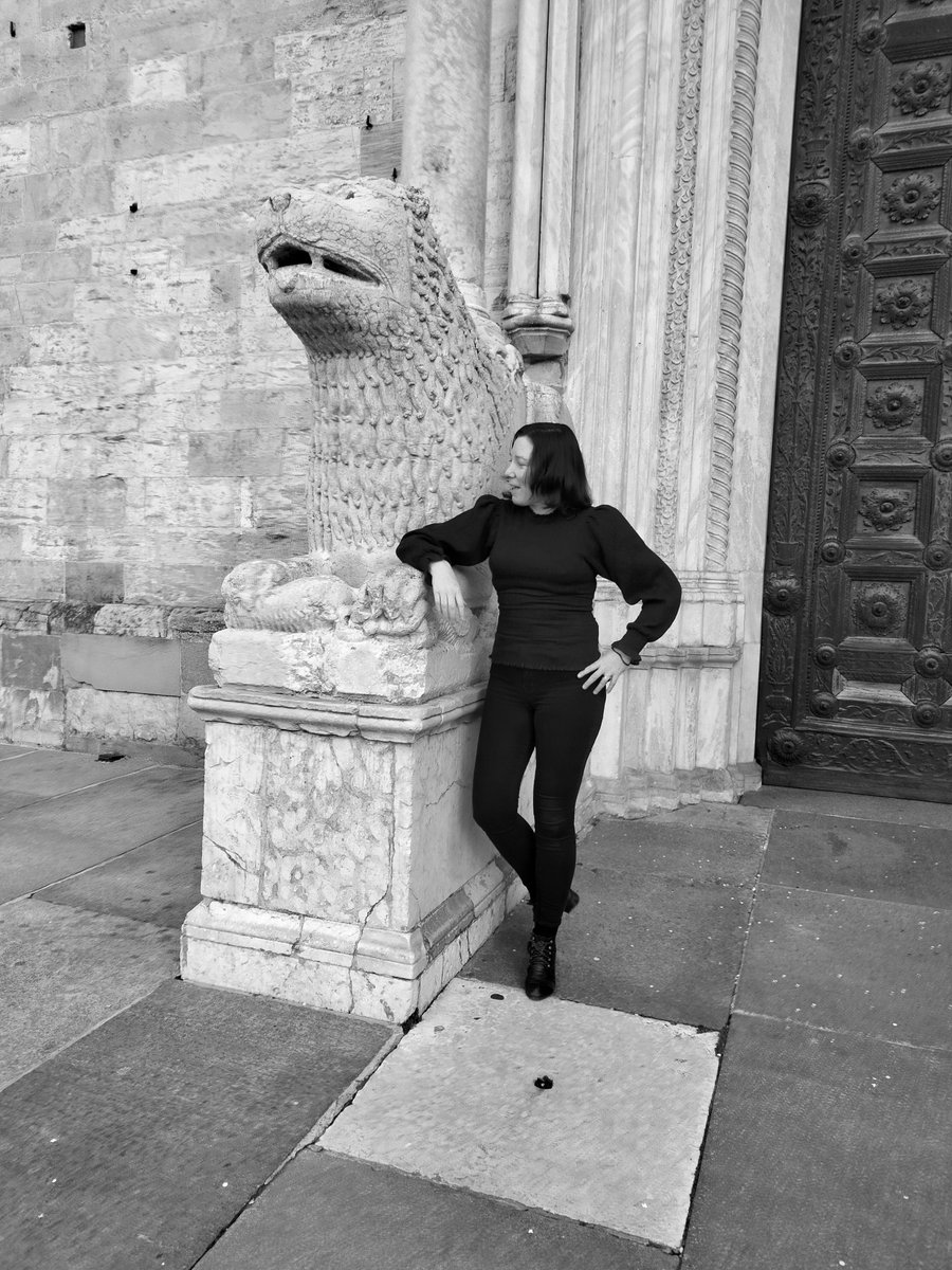 Between the lions...enjoying the striking marble lions at Parma cathedral on Sunday X #parma #irishsingersongwriter#semiramis #femalesingersongwriter #lions#marblelions