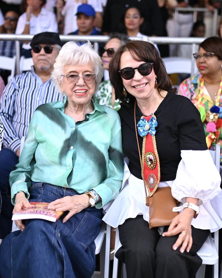 Mariana Moreno (@marianammorenog) on Twitter photo Que alegría que pude compartir con doña Milagros Ortiz Bosch (<a href="/OrtizBosch/">Milagros Ortiz Bosch</a>) en el Carnaval de Santiago 2025, ella es un referente como mujer, siempre en pie apoyando la mejores iniciativas, el arte y la cultura. 🫶 Que alegría que pude compartir con doña Milagros Ortiz Bosch (<a href="/OrtizBosch/">Milagros Ortiz Bosch</a>) en el Carnaval de Santiago 2025, ella es un referente como mujer, siempre en pie apoyando la mejores iniciativas, el arte y la cultura. 🫶