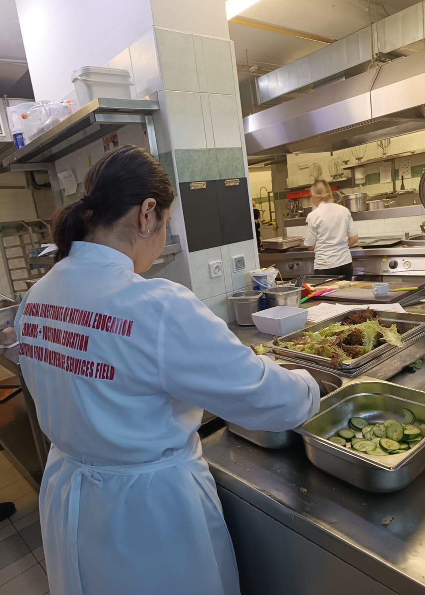 Mersin İl Millî Eğitim Müdürlüğü #ErasmusPlus Mesleki Eğitim Akreditasyonu kapsamında
📌Anamur Valide Sultan MTAL'den öğrencimiz 📍Çekya Prag’da “Yiyecek İçecek Hizmetleri” alanında 90 günlük “Mesleki Eğitim Öğrencilerinin Uzun Dönemli Öğrenme Hareketliliği” (ErasmusPro) staj