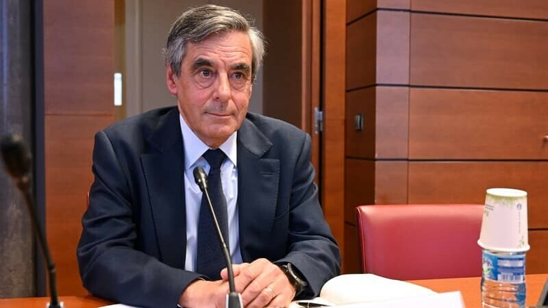 BFMTV's tweet image. Pour Fillon, Zelensky "n'est pas le héros irréprochable magnifié par des Européens"
l.bfmtv.com/NTT8