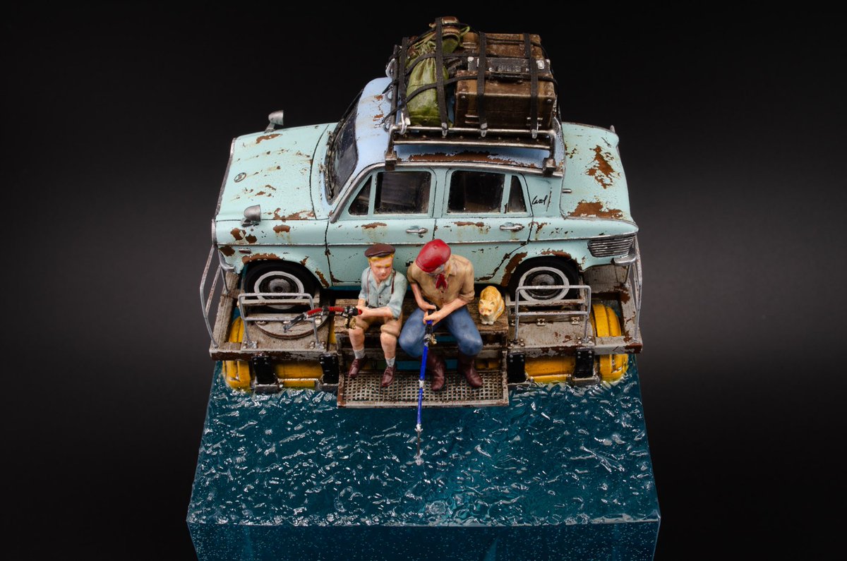 制作中だっ た1/32オーナーズクラブのマツダキャロルを使ったジオラマ完成しました！
スペースで沈めるのか沈めないのか話題になってましたが、浮かせました。
水没した世界でキャロルで旅する親子です。
 #10x10キャロル
#モケイのジカン