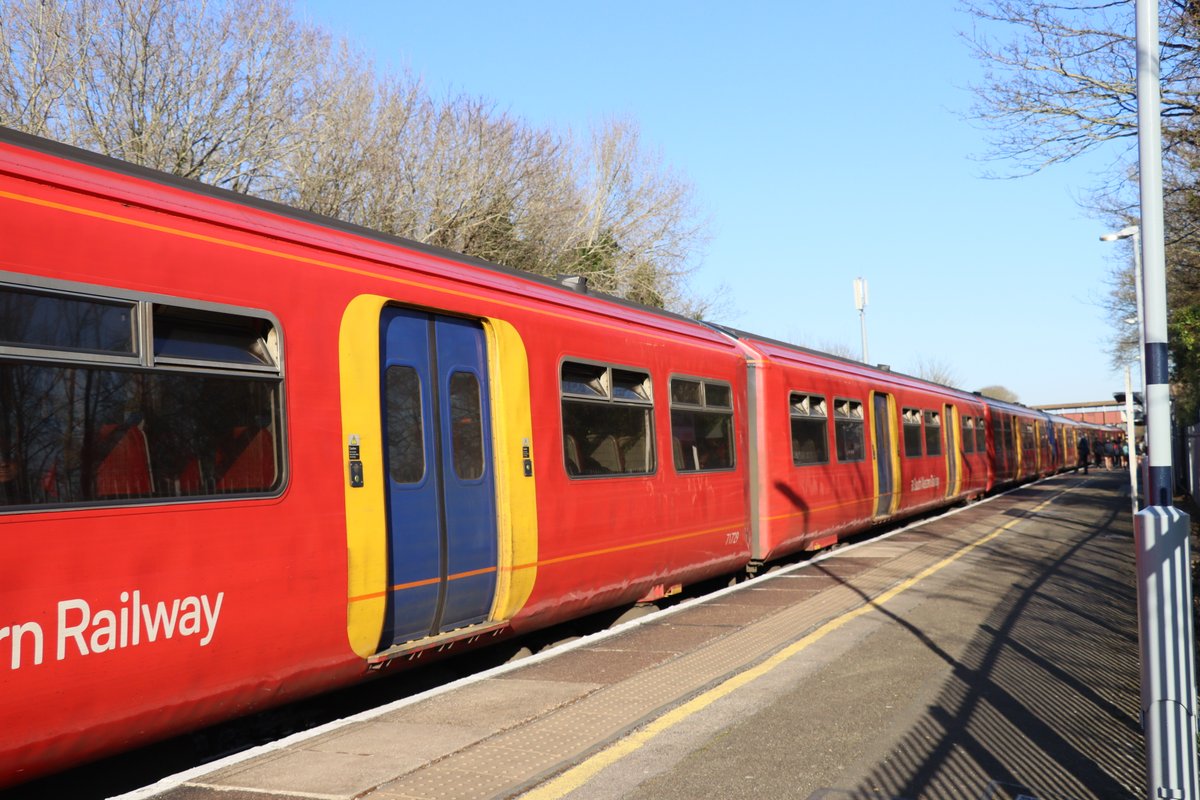 typicaldullname's tweet image. Can&apos;t decide if it wants to be a 455 or a 317