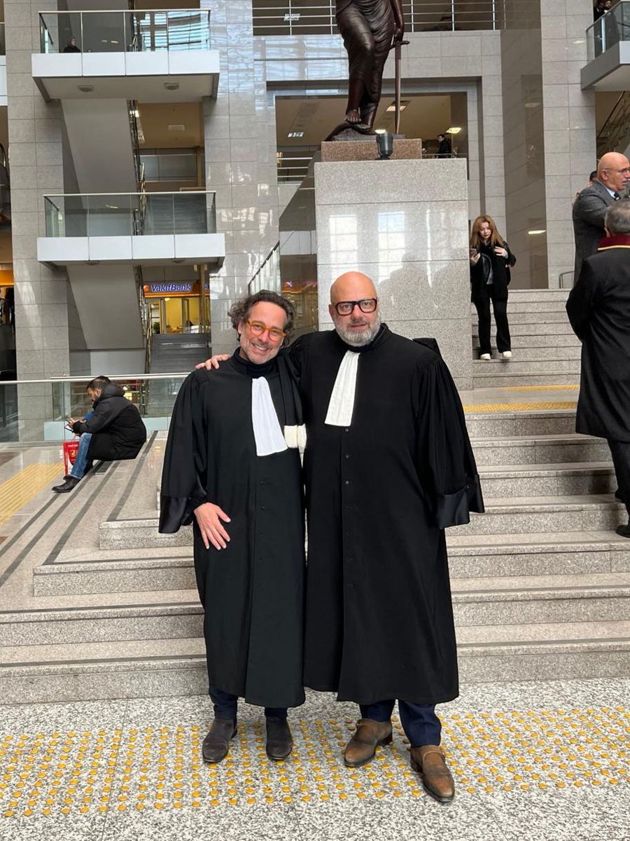 𝗟𝗮 𝗖𝗼𝗻𝗳𝗲́𝗿𝗲𝗻𝗰𝗲 𝗱𝗲𝘀 𝗯𝗮̂𝘁𝗼𝗻𝗻𝗶𝗲𝗿𝘀 𝗮𝘂𝘅 𝗰𝗼̂𝘁𝗲́𝘀 𝗱𝘂 𝗯𝗮𝗿𝗿𝗲𝗮𝘂 𝗱’𝗜𝘀𝘁𝗮𝗻𝗯𝘂𝗹
 
Aujourd’hui s’est tenue à Istanbul la première audience du procès intenté par le parquet général visant le bâtonnier Ýbrahim Kaboðlu et dix membres du conseil de