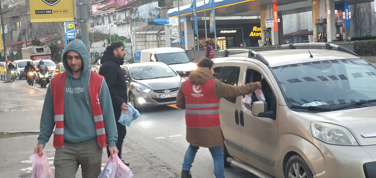 Akşam trafiğinde iftara yetişmeye çalışan kıymetli hemşehrilerimize oruçlarını açmak üzere ikramlarımızı ulaştırdık.