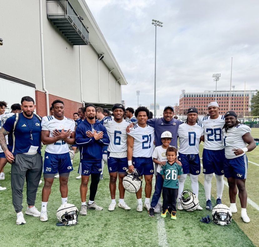 Storm ⛈️ and Bolt ⚡️ got a chance to see their big brothers 1st day of spring practice! #StingEm #FlyBoyz 👐🏾

EVERYTHING MATTERS 🐝
