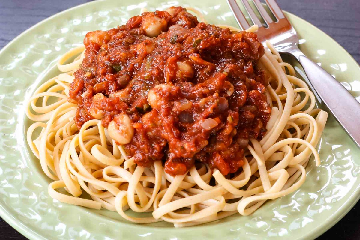 A hearty vegetarian and gluten-free pasta sauce, Chickpeas in Tomato Sauce is packed with veggies and protein! This easy recipe tastes like it's been simmering all day on the stove, but it comes together in minutes. #PastaSauce #Vegan
l8r.it/NGiv