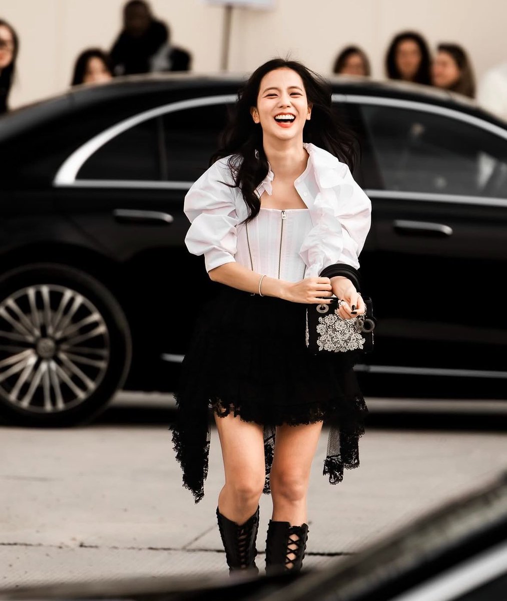 iamlawyerkims's tweet photo. Jisoo footage..

©Visuddhi UNG

JISOO ATTENDS DIOR PFW #JISOOxDiorAW25 https://t.co/GNJpry6EE1