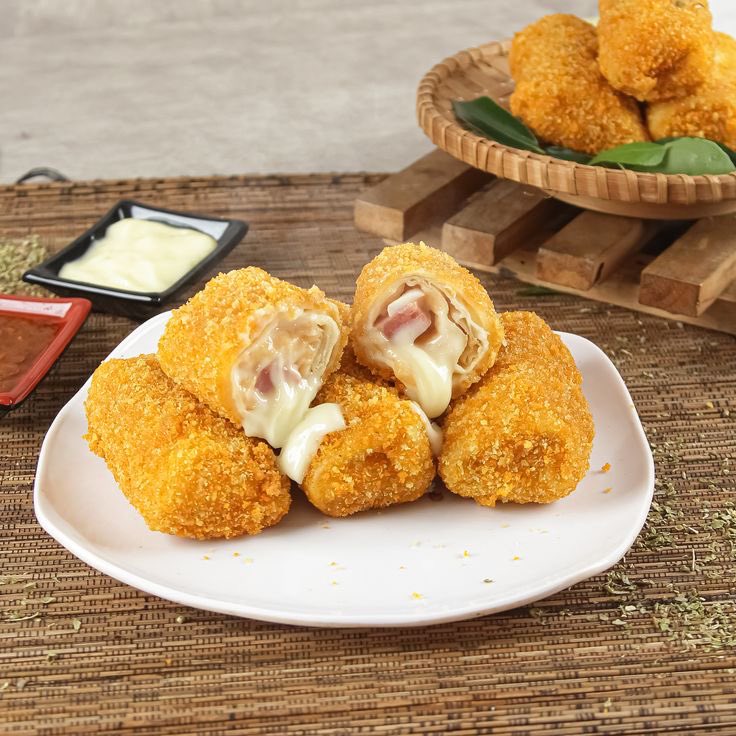 msanazki's tweet image. Katanya mam risol di buka puasa bikin stamina kenceng! Jangan lupa mam risol banyak-banyak 🫰🏻🍓 @DMSION02