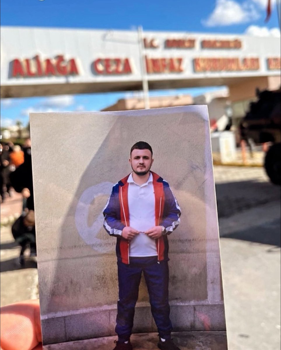 Güçlünün gölgesinde yaşamadık mazluma yoldaş olduk ölümsüz bi yaratık varsa söyleyin biat edelim öyle biri olmadığına göre 
biz bizden  büyük bi Allah biliriz.