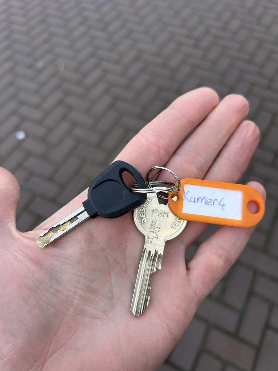 marcosworth's tweet photo. Vandaag 04-03-2025 gevonden op fietspad Oosterhout #gevonden #oosterhout #vrachelen #sleutels #gevondenvoorwerpen #verloren https://t.co/nW7c1ohuGW
