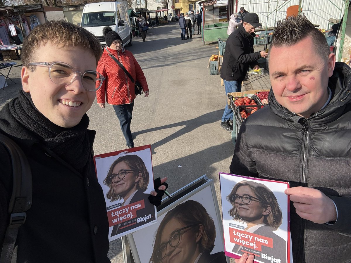 p_czerniejewski's tweet image. Biejatujemy na targu w Koninie 💚❤️