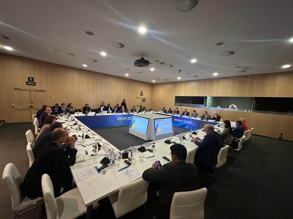 En el segundo día del Mobile World Congress (<a href="/MWCHub/">MWC</a>), el viceministro de Conectividad, <a href="/JuradoGabriel_/">Gabriel Jurado</a>, participó en una mesa redonda de alto nivel sobre precios asequibles del espectro como motor de igualdad. Hilo 🧵. 

#MWC25