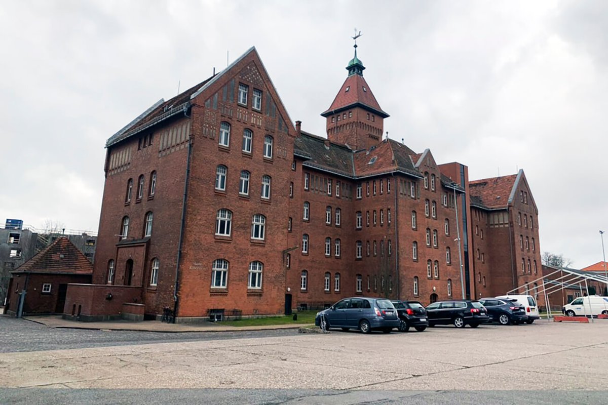Det danske forsvar får i fremtiden brug for flere kaserner. Måske staten skulle skynde sig at købe nogle af dem tilbage, som endnu er til at få fat i? #dkforsvar #dkpol <a href="/forsvaretdk/">Forsvaret</a> <a href="/forsvarsmin/">Forsvarsministeriet/Danish MoD</a> <a href="/Statsmin/">Statsministeriet</a> olfi.dk/2025/03/04/for…