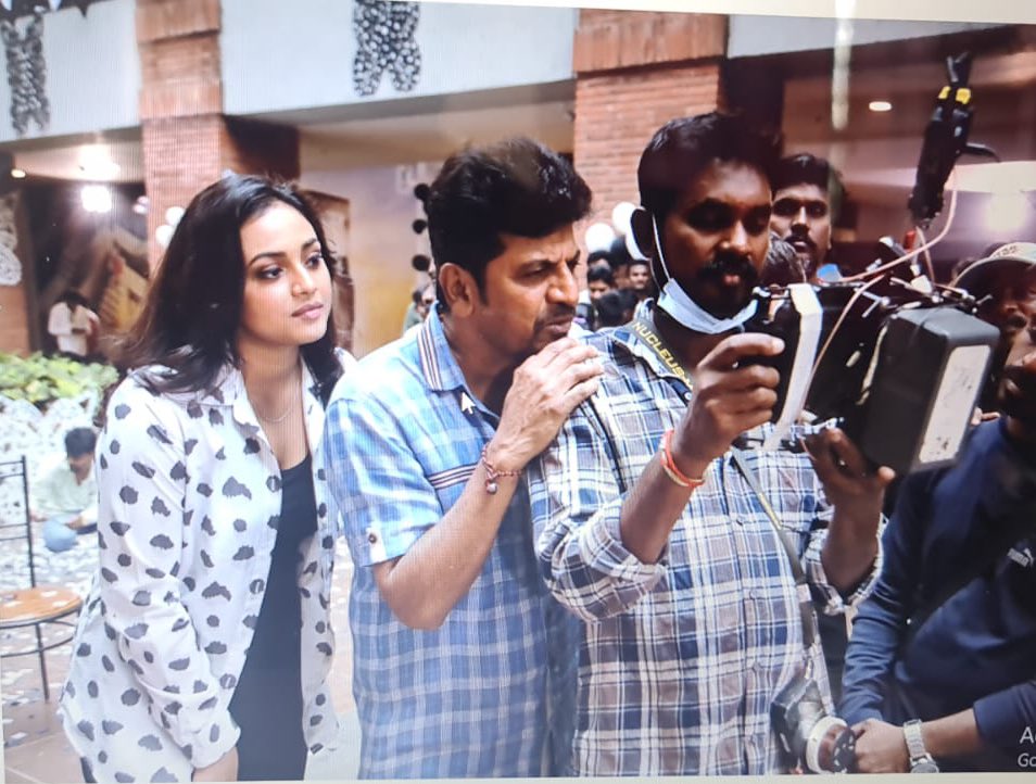 Biggest and greatest energy I have witnessed 🫶🏻⭐️ <a href="/NimmaShivanna/">DrShivaRajkumar</a> sir
The king is back and back for more this time 😍💕