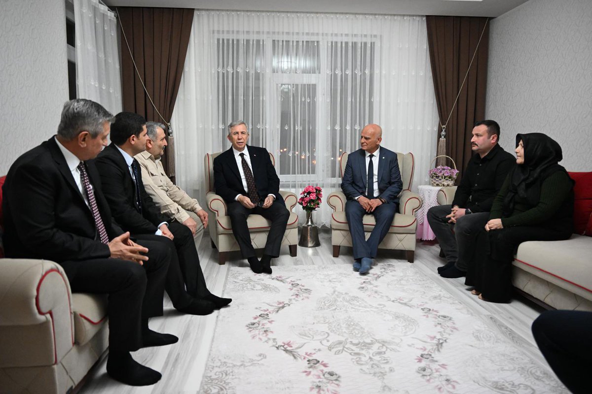 Bugün orucumuzu Şereflikoçhisar’da açtık. 

Belediye Başkanımız Mustafa Koçak’ın şehit ve gazi aileleri için düzenlediği iftar programına katıldık.

Ardından, 2016 yılında Diyarbakır Sur’daki operasyonda teröristlerle girilen çatışmada şehit olan Uzman Çavuş Sercan Bulak’ın