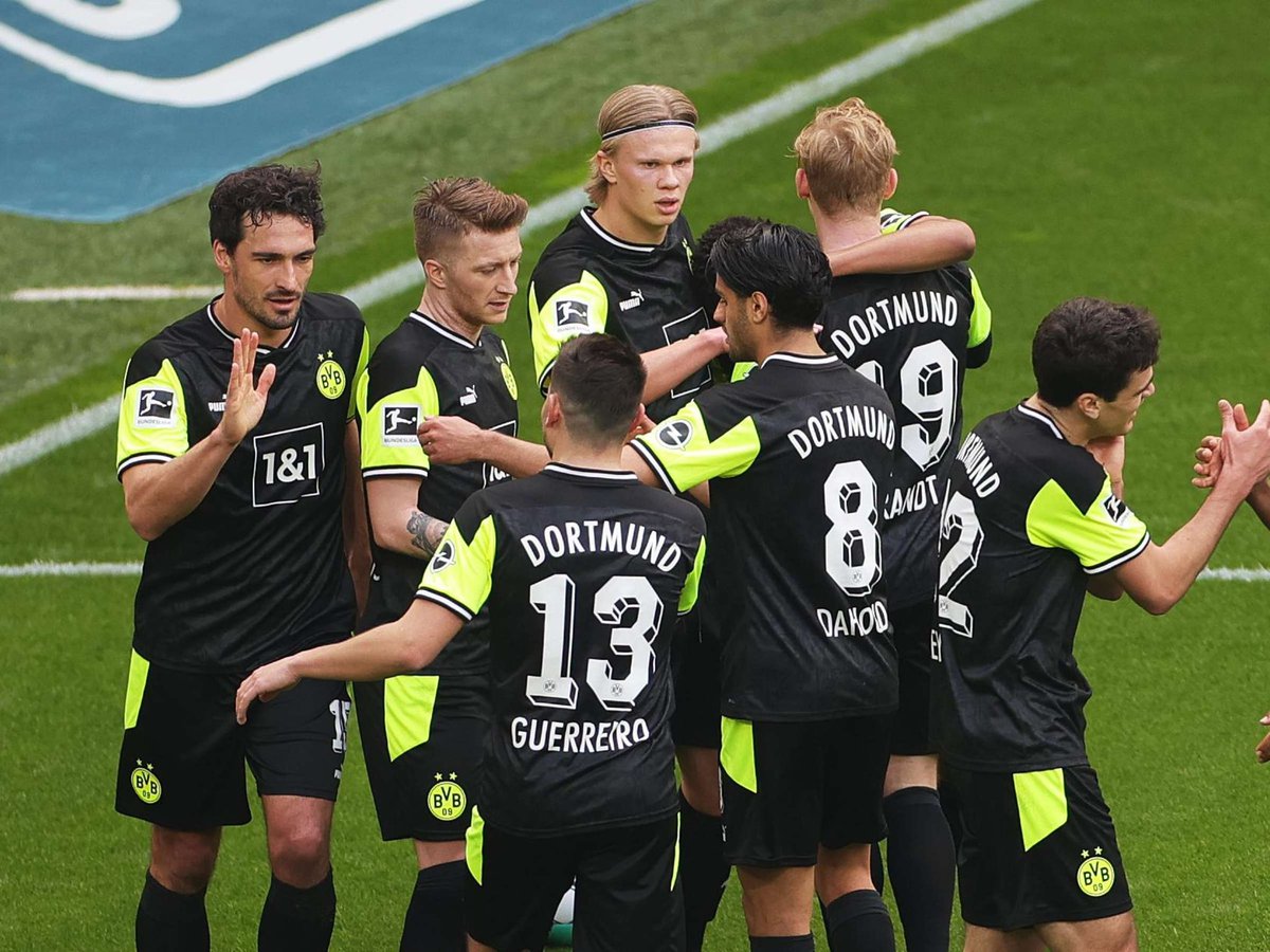 GiorgioXcv's tweet photo. @fiago7 All of their good BVB-Designs are copies from Nike 🤓 https://t.co/r46x08UQLS