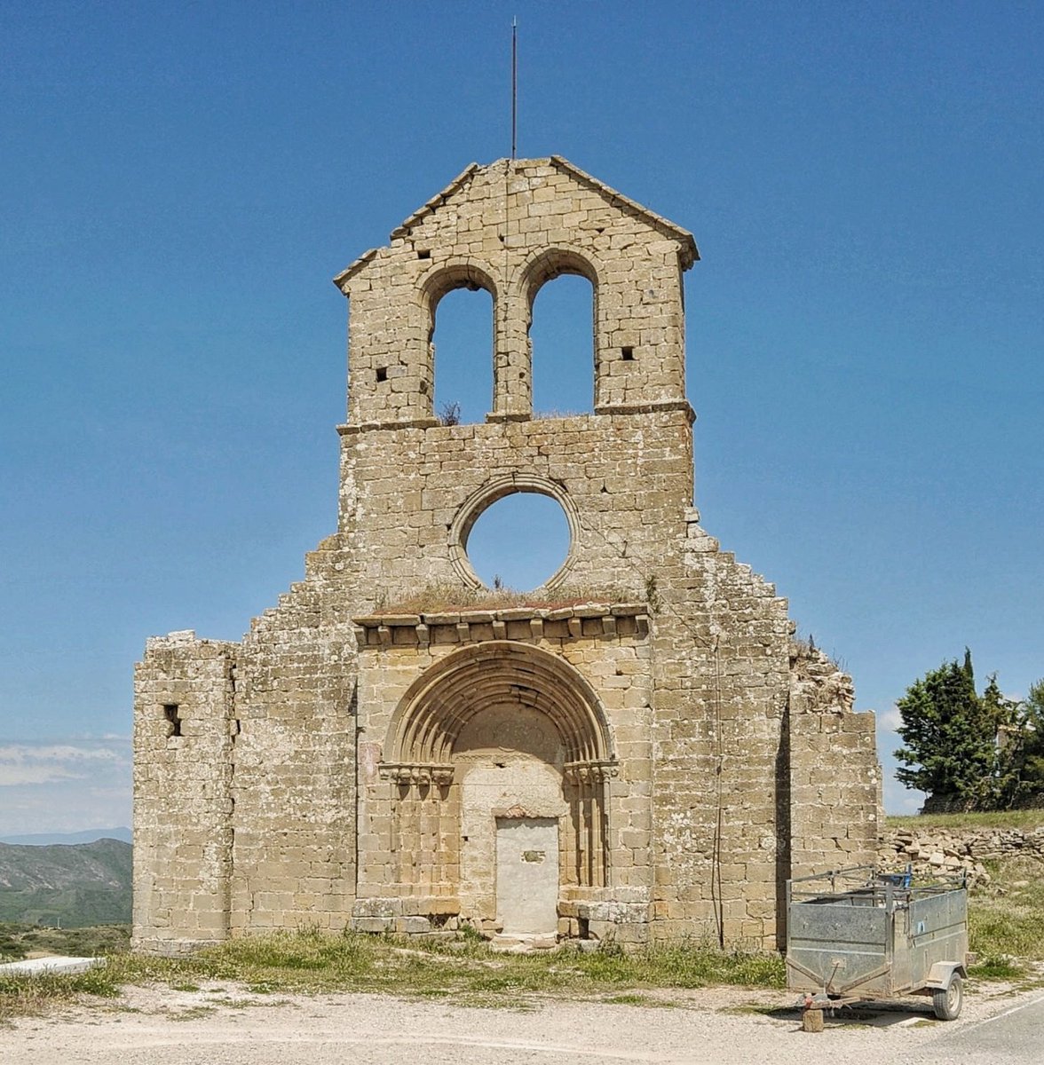 La antigua iglesia de San Miguel de Ujué (Navarra), cerrada al culto desde nada menos que 1806 y cuyo esqueleto agoniza abandonado a su suerte. ¿De verdad no hay solución, aunque sea consolidar sus restos? 
#BuenasTardes