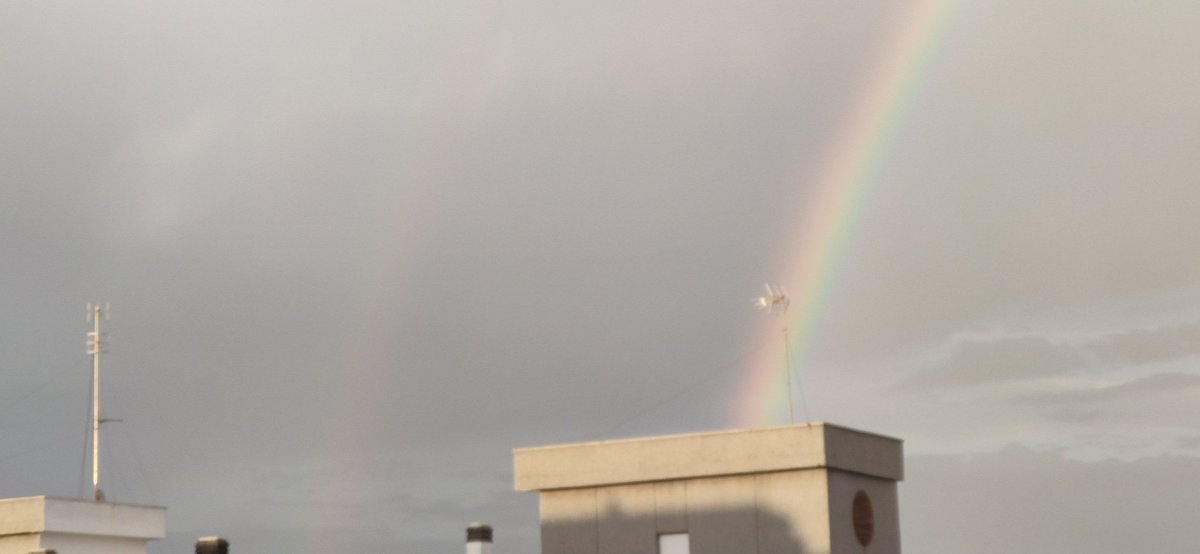 Chubascos sobre Badajoz. Arco iris primario y parte del secundario.