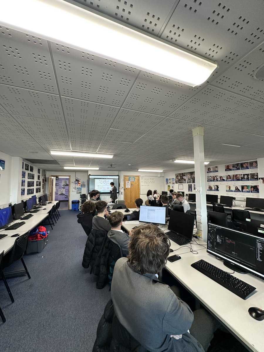 ygs_computing's tweet image. Excellent attendance to Digital Technology catch up and Computer Science revision tonight. Dylan teaching the group had to be the highlight. Da iawn pawb 👏