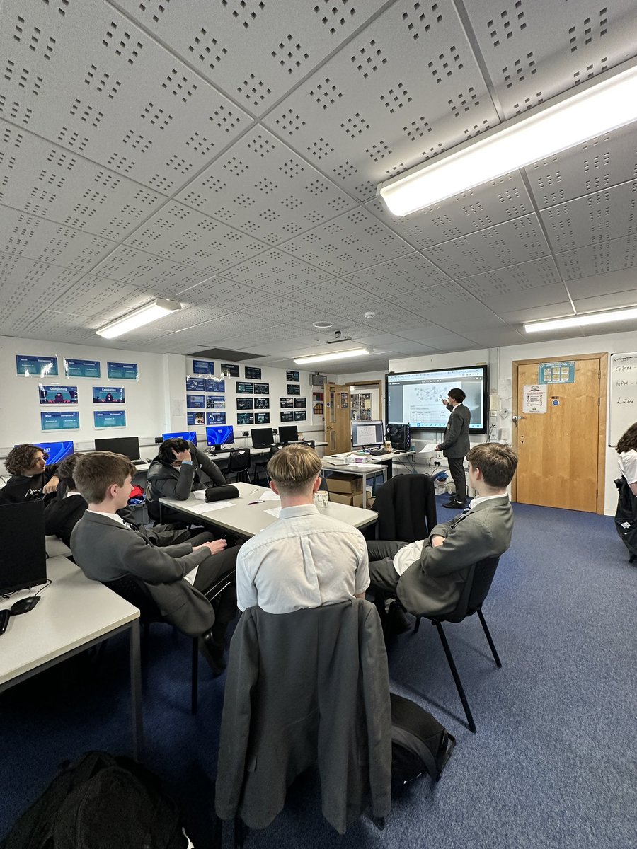 ygs_computing's tweet image. Excellent attendance to Digital Technology catch up and Computer Science revision tonight. Dylan teaching the group had to be the highlight. Da iawn pawb 👏