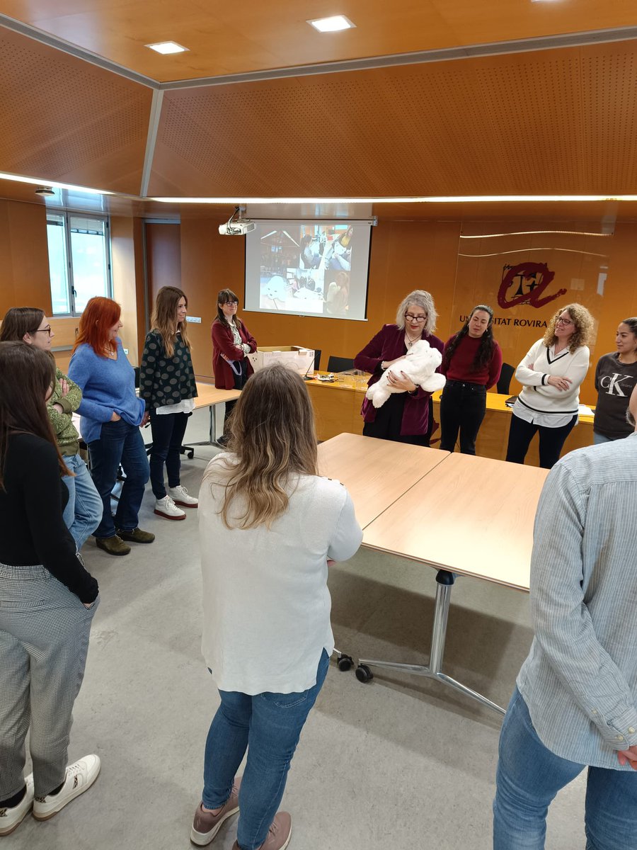 No os perdáis los avances del proyecto #MyRobot . Hemos empezado con la formación y discusión con los profesionales de las residencias que participan en Cataluña. <a href="/SCGiG/">SCGiG</a> <a href="/seggeriatria/">SEGG</a> <a href="/dafitsURV/">Dept. d’Antropologia, Filosofia i Treball Social</a> <a href="/craiURV/">CRAI URV</a>