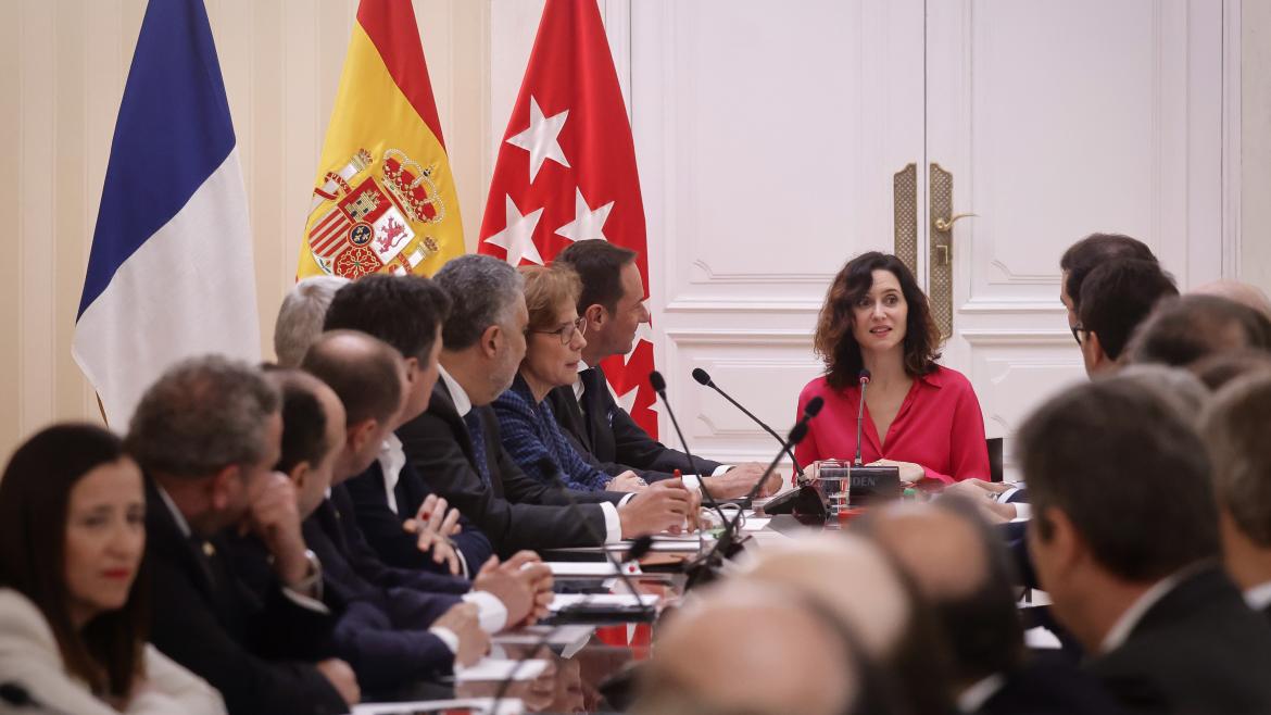Politica Local (@politicalocal) on Twitter photo La presidenta de la <a href="/ComunidadMadrid/">Comunidad de Madrid</a> Isabel Díaz #Ayuso <a href="/IdiazAyuso/">Isabel Díaz Ayuso</a> recibe en la Real Casa de Correos a representantes de la Cámara de Comercio FrancoEspañola <a href="/LachambreEsp/">Cámara de Comercio Franco-Española</a> 🇪🇸🇫🇷 en el 130º aniversario de su creación
politicalocal.es/91031/ayuso-re… La presidenta de la <a href="/ComunidadMadrid/">Comunidad de Madrid</a> Isabel Díaz #Ayuso <a href="/IdiazAyuso/">Isabel Díaz Ayuso</a> recibe en la Real Casa de Correos a representantes de la Cámara de Comercio FrancoEspañola <a href="/LachambreEsp/">Cámara de Comercio Franco-Española</a> 🇪🇸🇫🇷 en el 130º aniversario de su creación
politicalocal.es/91031/ayuso-re…