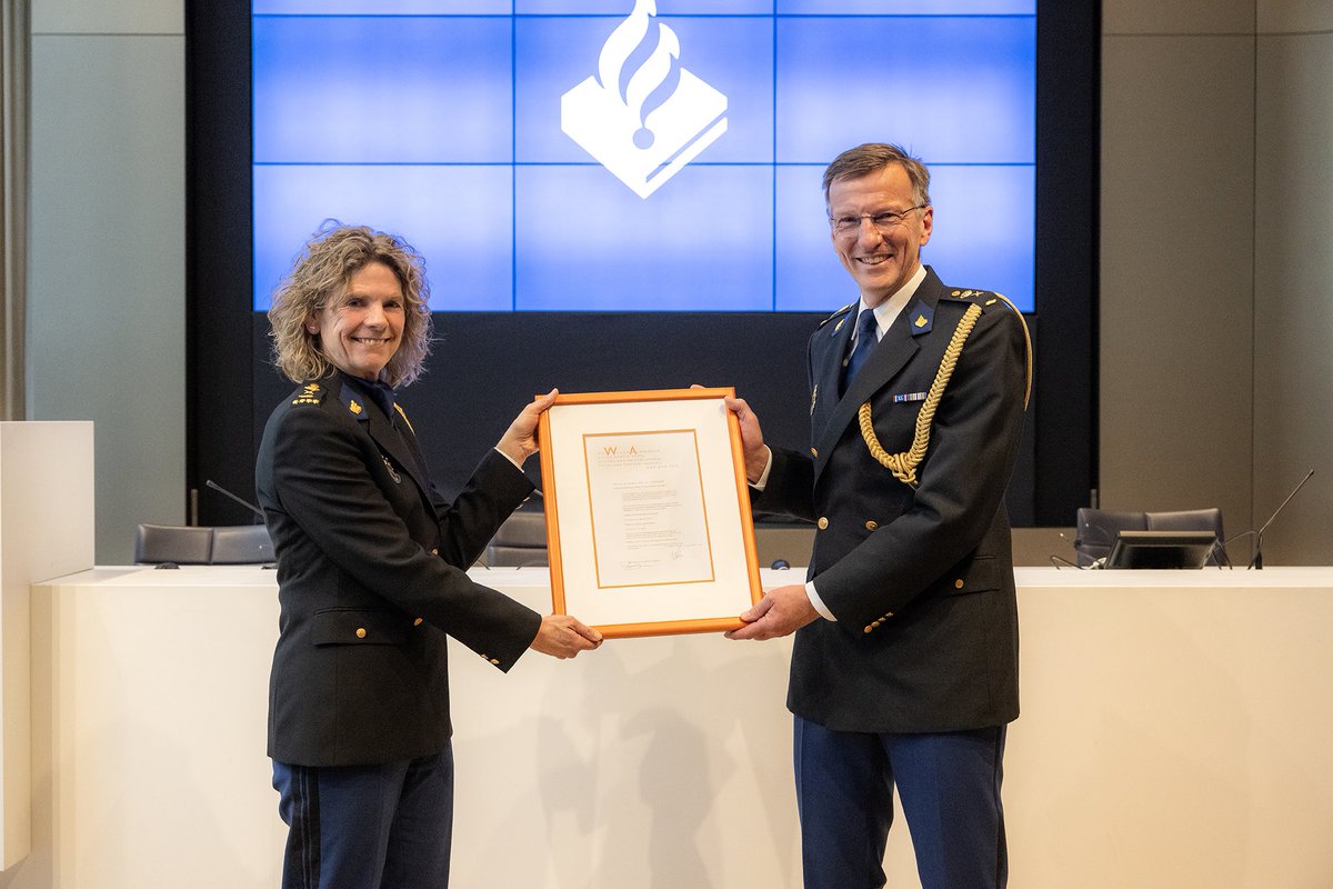 Vandaag was de installatie van Wilbert Paulissen als plaatsvervangend korpschef. Een ervaren politieman, ook internationaal gerespecteerd, met onder andere de aanpak van cybercriminaliteit en ondermijning. En altijd oog en warm hart voor collega’s. #politie #korpschef #ervaring