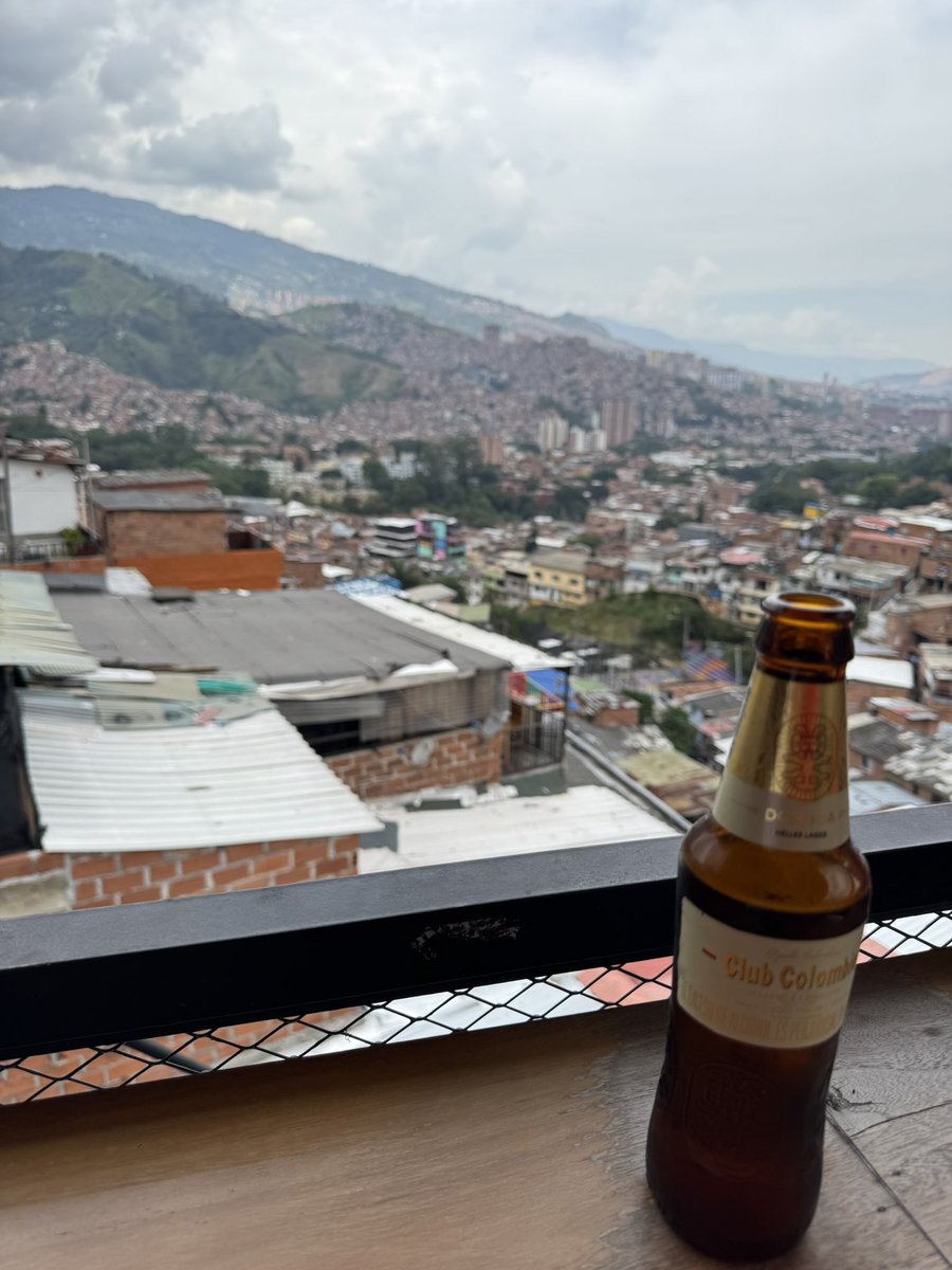 firomx's tweet photo. Comuna 13, Medellín, Colombia https://t.co/S1WfAeEEIg