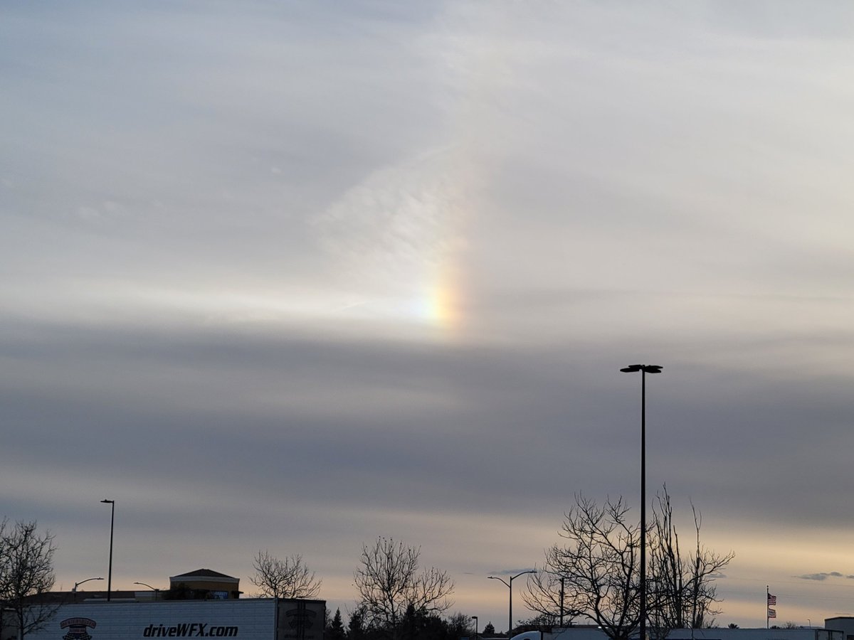 Azohca1's tweet photo. Who knows what this is?

A. Rainbow
B. Sundog
C. Sign Alien's exist
D. None of the above

Right answer gets a hearty pat on the back! https://t.co/qa6mvFauzr