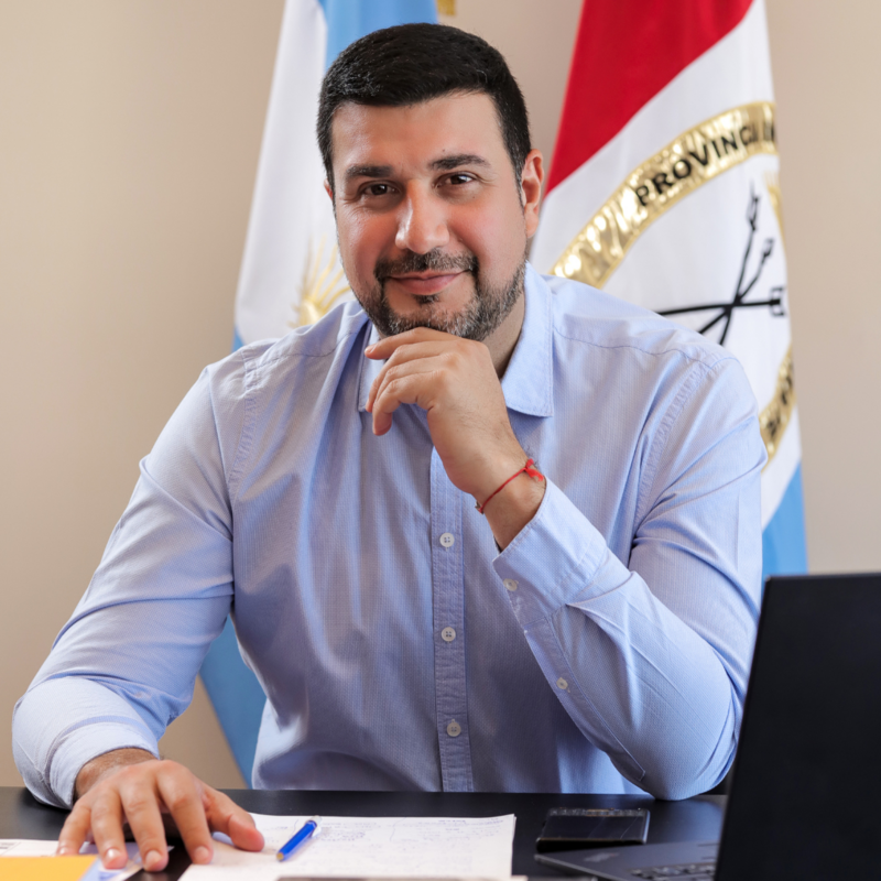 Vamos a empezar haciendo un resumen de cada candidato confirmado empezando por:Marcos Cleri candidato de "Primero Newell's"  
🟥Abogado
⬛️Profesor de derecho en la UNR  
⬛️Ex diputado nacional de Santa Fe desde el 2011 al 2023  
🟥Precandidato a gobernador en 2023 por Fdt