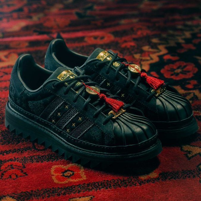 KicksFinder's tweet image. Ad: Edison Chen puts his classic spin on this iconic model. Available via Sneaker Politics
CLOT x adidas Superstar "Lunar New Year" By Edison Chen
Use code MG20 for $160 ($200 Retail)

&amp;gt;&amp;gt; buff.ly/8XyIAiq
