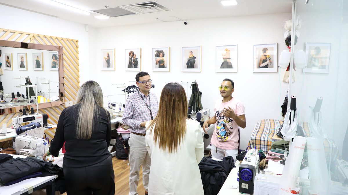 Él es Roberto. Recuperó su libertad y, con ella, la oportunidad de construir un nuevo camino. Ahora, gracias a nuestra beca en confección y patronaje de moda en alianza con @campoaltoeduca, está listo para darle forma a sus sueños. ♥️