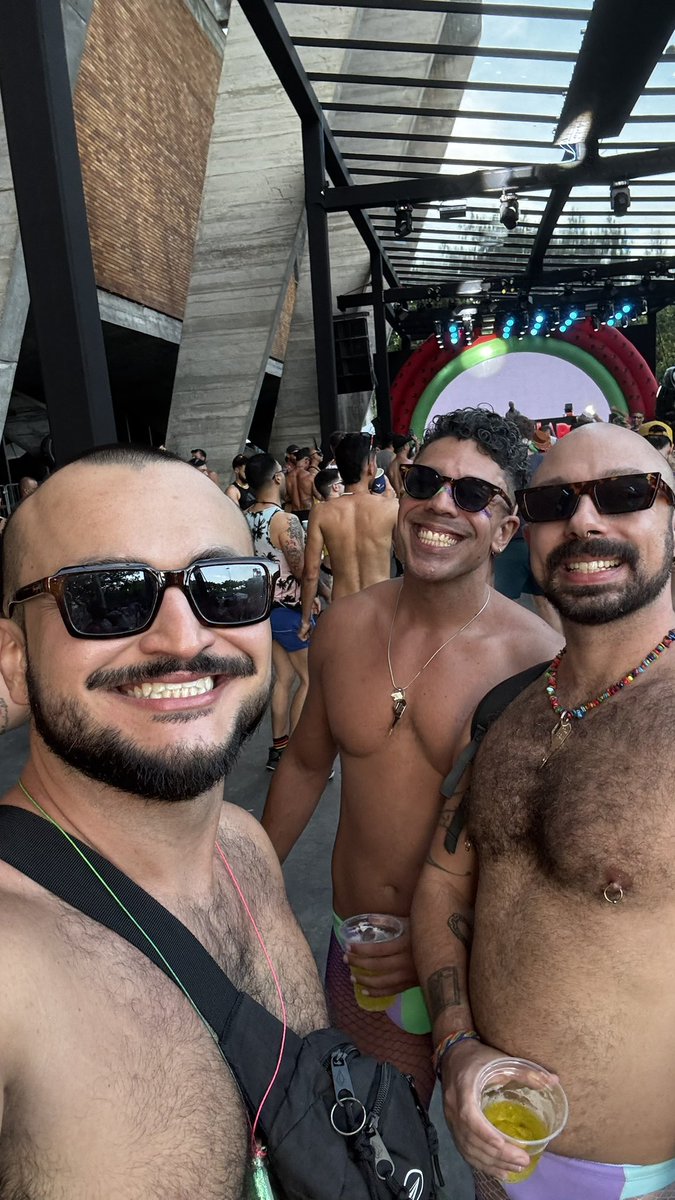 CalmaJuao's tweet photo. @f__splinter @Tiago100HBatis @DoutorMaravilha @VinniCbosa Vivendo o melhor dessa vida ao lado deles! https://t.co/7BvroyiTf7