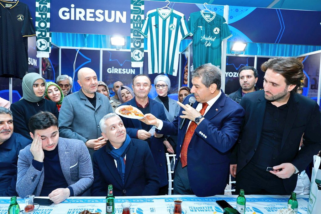 ilyasduras's tweet photo. Yaklaşık 15 yıldır bir gelenek haline gelen Esenler Dörtyol Meydanında bulunan Anadolu Sokağindaki Standta yerimizi aldık. Giresun'umuzun kültürünü yemeklerini tatlarını doğasını insanlarını bu sofrada konuştuk. Katilim sağlayan tüm hemşehrilerimize teşekkür ediyorum. https://t.co/VdAcCqqb0g