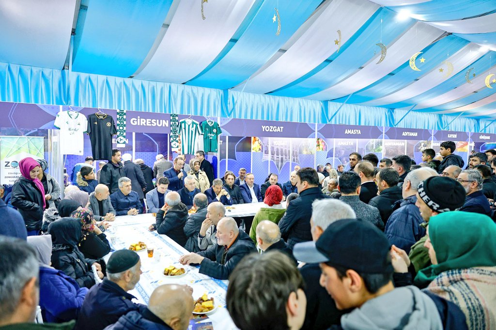 ilyasduras's tweet photo. Yaklaşık 15 yıldır bir gelenek haline gelen Esenler Dörtyol Meydanında bulunan Anadolu Sokağindaki Standta yerimizi aldık. Giresun'umuzun kültürünü yemeklerini tatlarını doğasını insanlarını bu sofrada konuştuk. Katilim sağlayan tüm hemşehrilerimize teşekkür ediyorum. https://t.co/VdAcCqqb0g