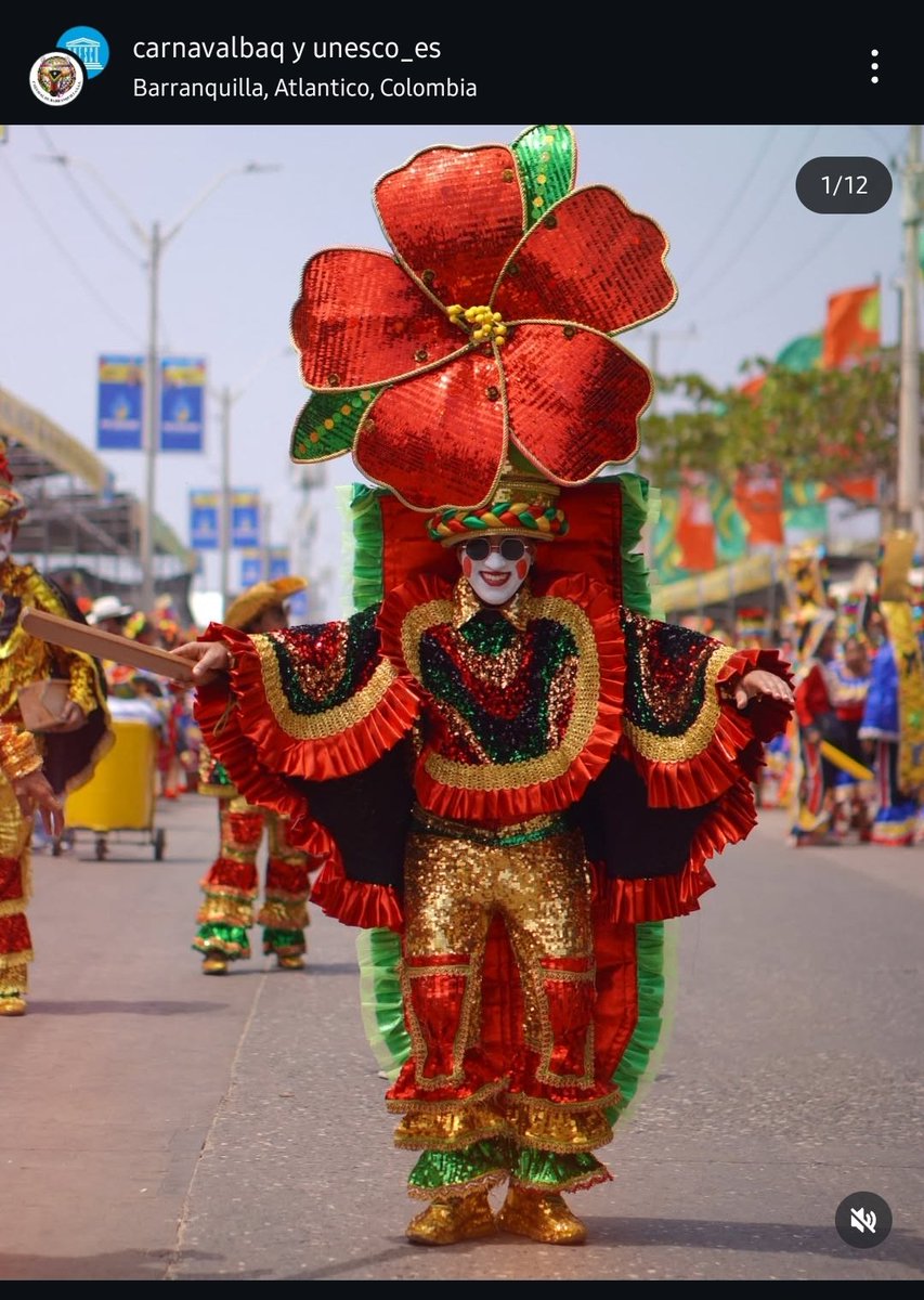 vocesregion's tweet photo. En Carnaval uno ve cumbiambas, chandé, mapalé, millo, gaita, tamboras, décimas, letanías, fandangos, bullerengue, porro, bordillo, disfraces, congos, gente de todas partes, reinas, marimondas, polleras,   mascaras, sombreros, zancos, acrobacias... ah y también carrozas. https://t.co/H446ulkUDg