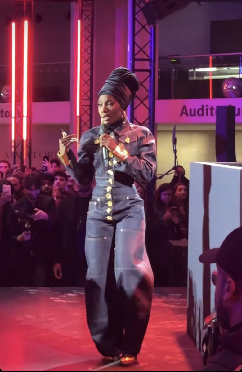 LouisPisano's tweet image. Doechii performing at Le Grand Dîner du Louvre in Schiaparelli FW 23