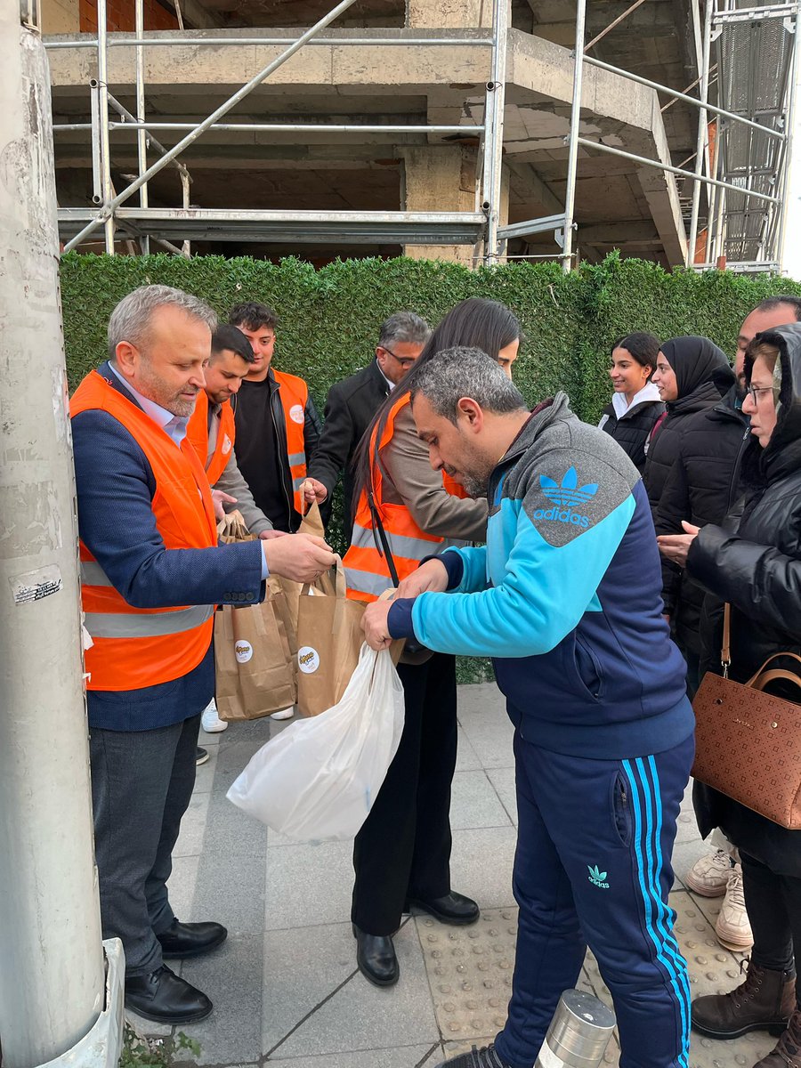 Kübra DURSUN (@_kubradursun) on Twitter photo Siz evlerinize yetişemezseniz biz size yetişiriz 😎
Zeytinburnu Gençlik Kollarımız ile birlikte, #iftara5kala programı kapsamında iftara yetişemeyen vatandaşlarımıza iftarlık ikramında bulunduk.
Hayırlı Ramazanlar 🌙☺️
<a href="/abdullahozdemir/">Abdullah Özdemir</a>
<a href="/halimaksu/">Abdulhalim Aksu</a>
<a href="/MustafaY_K/">Mustafa Yalçınkaya 🇹🇷</a>
<a href="/AkgencZburnu/">AK Genç Zeytinburnu 🇹🇷</a> Siz evlerinize yetişemezseniz biz size yetişiriz 😎
Zeytinburnu Gençlik Kollarımız ile birlikte, #iftara5kala programı kapsamında iftara yetişemeyen vatandaşlarımıza iftarlık ikramında bulunduk.
Hayırlı Ramazanlar 🌙☺️
<a href="/abdullahozdemir/">Abdullah Özdemir</a>
<a href="/halimaksu/">Abdulhalim Aksu</a>
<a href="/MustafaY_K/">Mustafa Yalçınkaya 🇹🇷</a>
<a href="/AkgencZburnu/">AK Genç Zeytinburnu 🇹🇷</a>