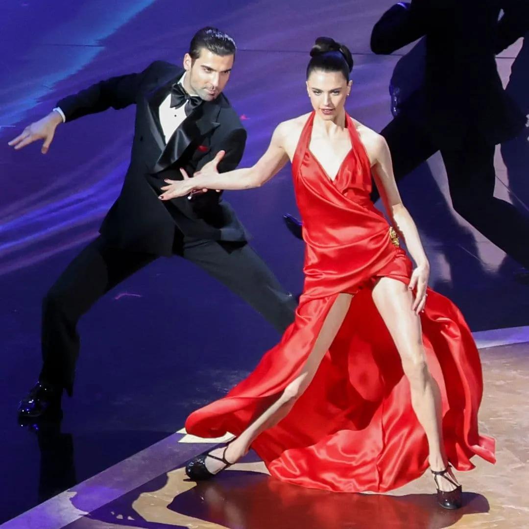 longliveangs's tweet image. Final alternativo de la Sustancia donde Sue baila con Chayanne