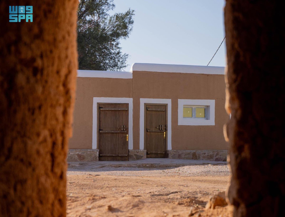 مشروع الأمير محمد بن سلمان لتطوير المساجد التاريخية يجدد مسجد الدويد بالحدود الشمالية .. ويكتسب أهمية تاريخية لوقوعه في قرية الدويد التي كانت ملتقى لتجار نجد والعراق قبل نحو 60 عامًا، وفيها يقع "سوق المشاهدة" التاريخي.