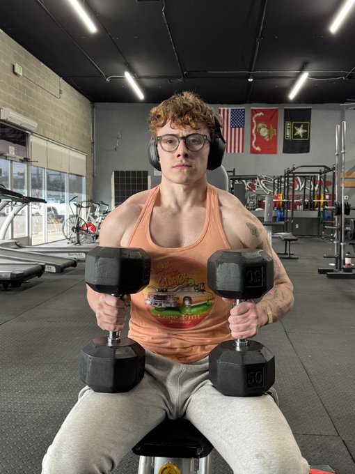 Chest day :) https://t.co/dir7dYuasO