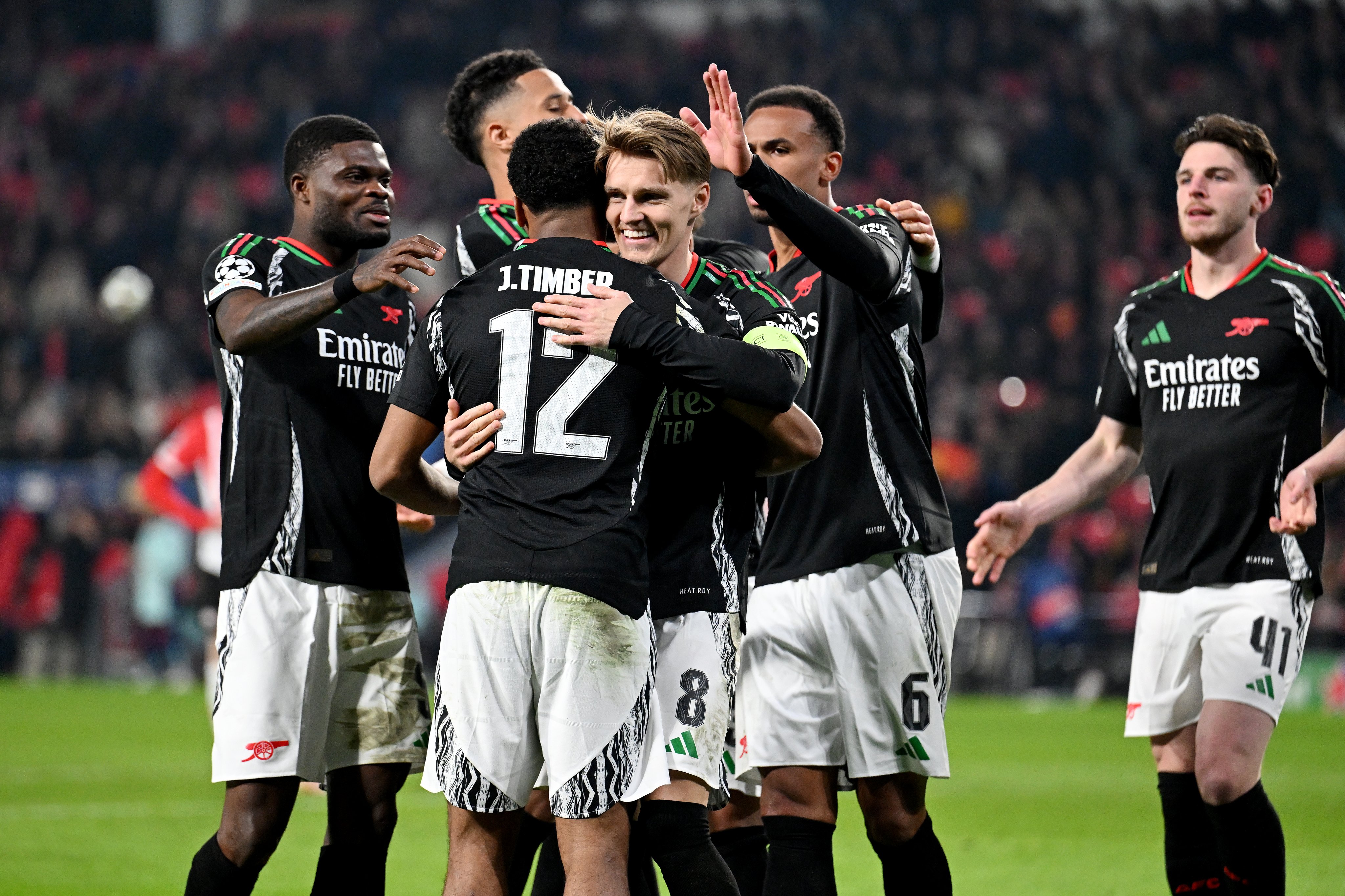 Los jugadores del Arsenal celebran un gol ante el PSV. Fuente: Arsenal en "X".