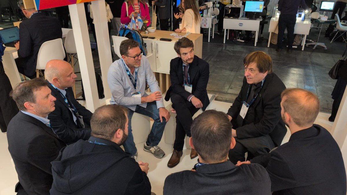 Estuvimos junto a <a href="/DanielSalamone/">Daniel Salamone</a>, presidente de <a href="/CONICETDialoga/">CONICET Dialoga</a>, <a href="/msurghy/">Mariano Surghy</a>, el Presidente del <a href="/ClusterCba/">Córdoba Cluster</a>, y los empresarios que integran la delegación cordobesa.

Queremos agradecer también a Daniel Salamone por su visita al stand de Córdoba.