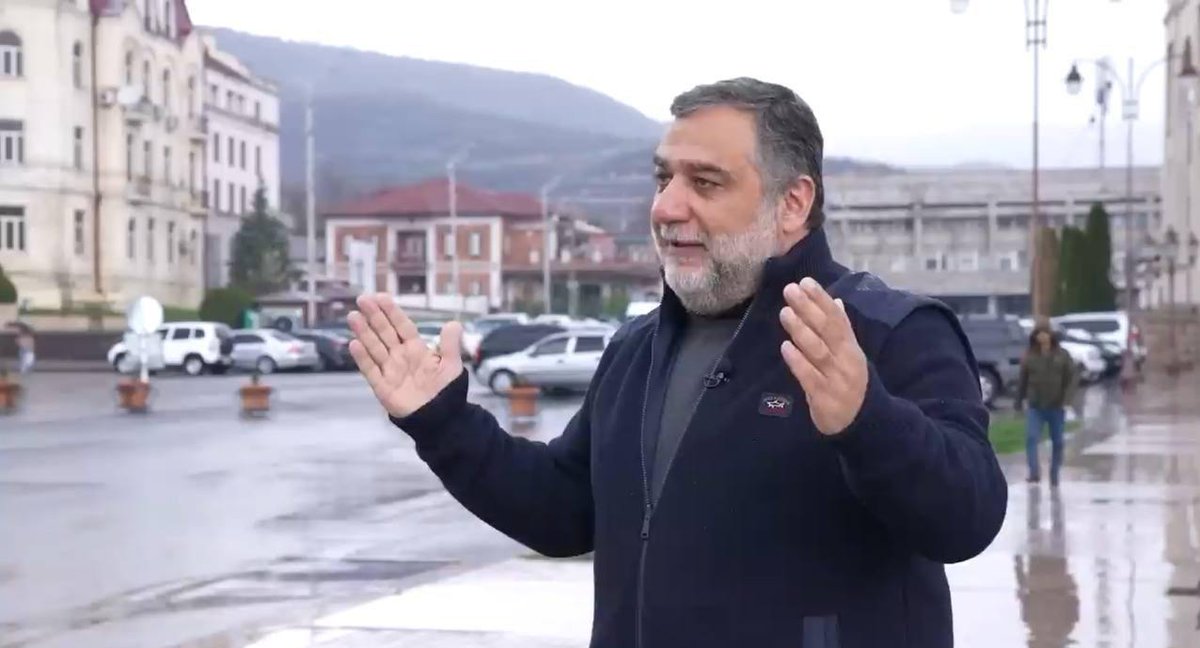 araratpetrosian's tweet image. De nouvelles photos prouvent que Ruben Vardanyan est maltraité dans une prison azerbaïdjanaise. Il est clair que les prisonniers de guerre arméniens sont affamés jusqu&apos;à l&apos;épuisement.